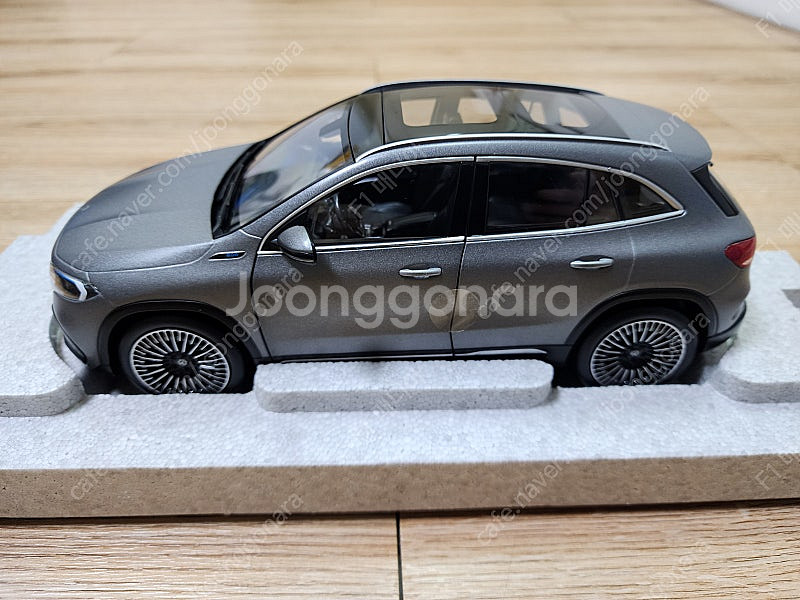 1:18 Mercedes Benz EQA, EQB 20...--1