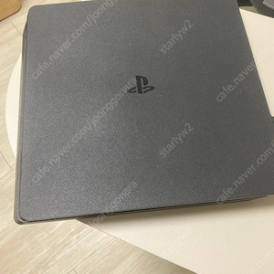 PS4 게임기 및 소프트웨어 3개 판매합니다.