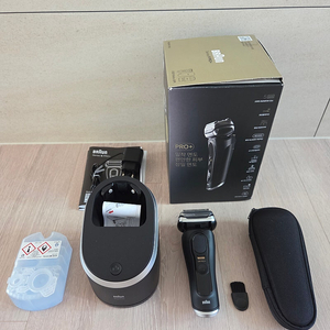 브라운 시리즈9 PRO Plus 전기면도기 팝니다(거의 새것) 9560cc