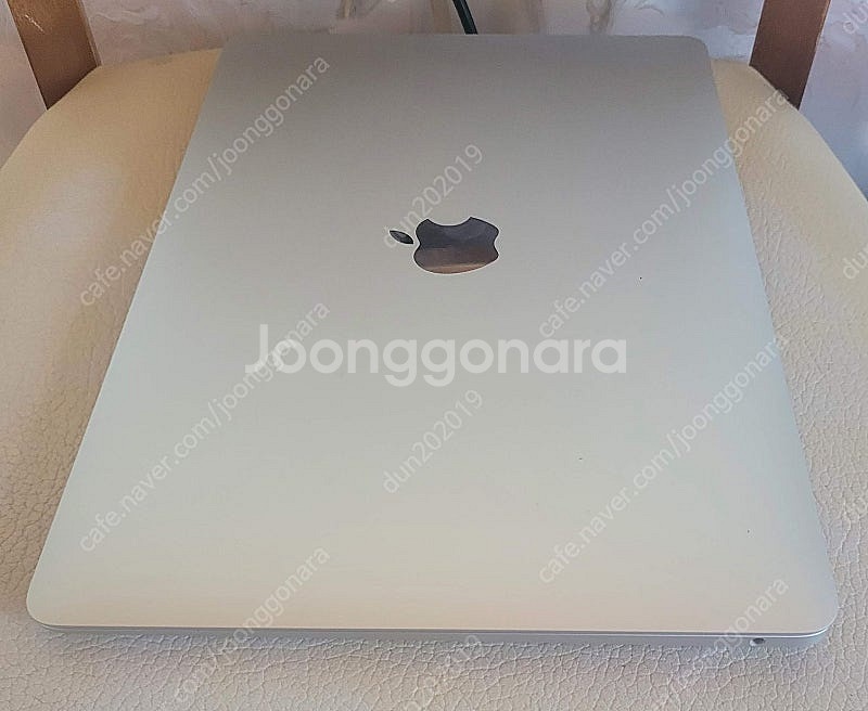 맥북에어 m1 13인치 8G SSD256 52만--1