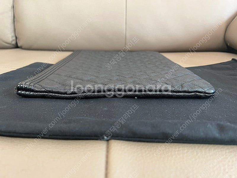 샤넬 캐비어 보이 클러치 금장 라지--4