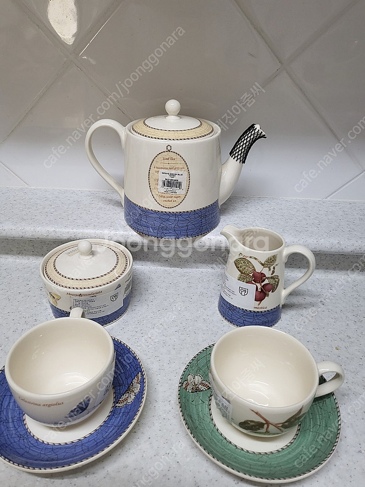 웨지우드 사라스가든 커피잔2인조(4p), 티팟(블루)1.2리터,슈가박스,크리머 사용전 새상품 판매합니다.--0