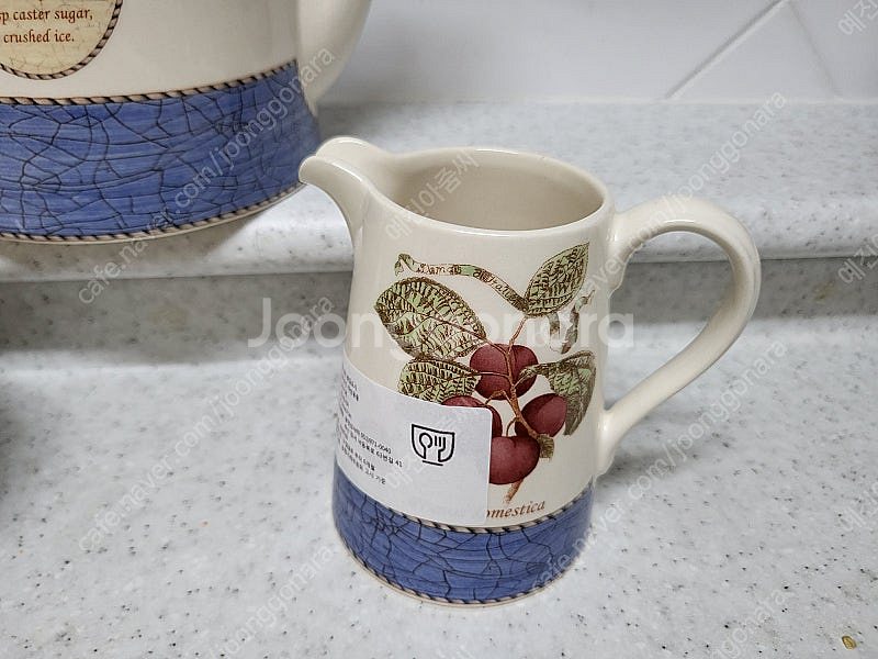 웨지우드 사라스가든 커피잔2인조(4p), 티팟(블루)1.2리터,슈가박스,크리머 사용전 새상품 판매합니다.--3