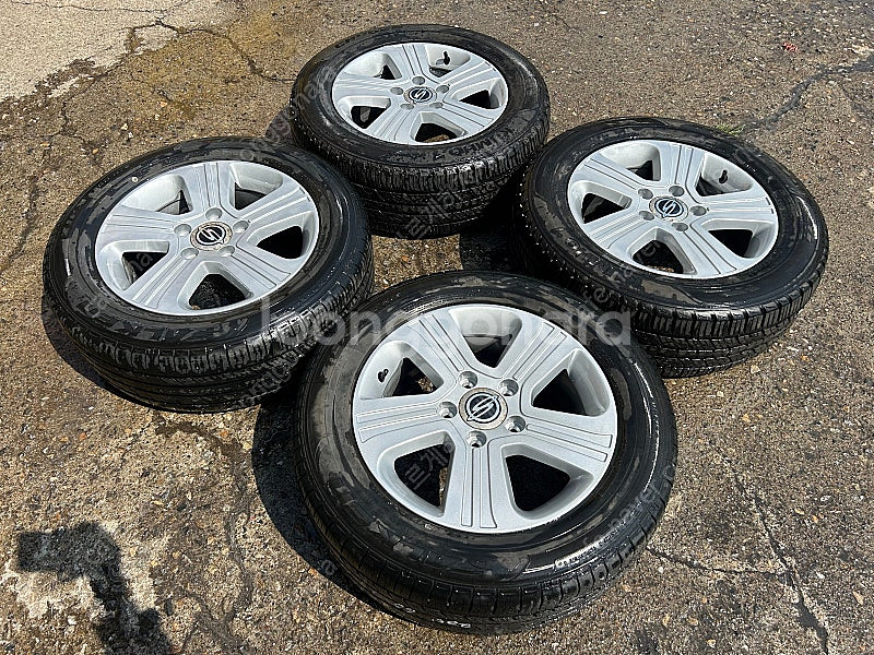 쌍용 투리스모 순정 17인치 휠타이어--1