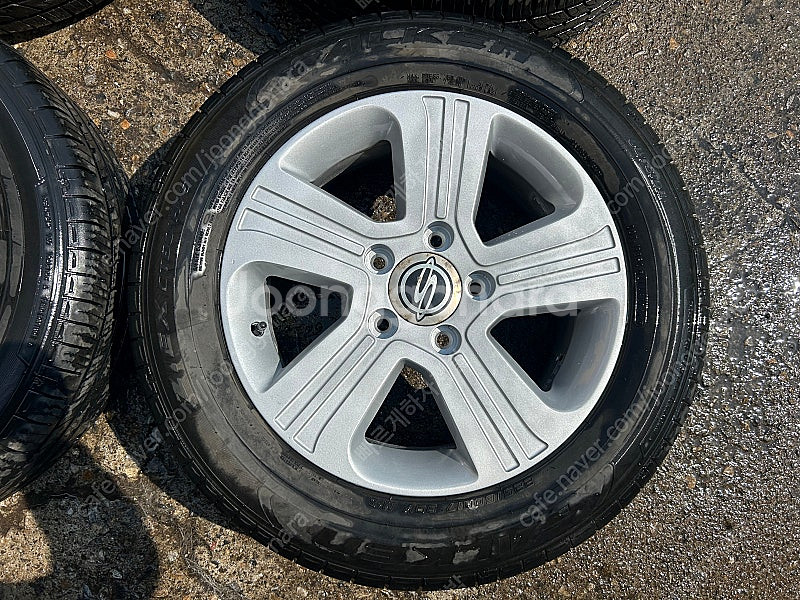 쌍용 투리스모 순정 17인치 휠타이어--2