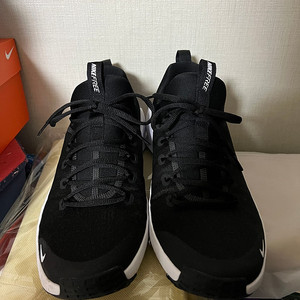 [나이키] 나이키 프리메트콘 6 검흰 색상 270 사이즈입니다