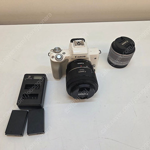 캐논 EOS M50 화이트 15-45 번들킷 + EF 50mm f1.8 STM 렌즈 포함 일괄 팝니다.