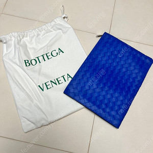 (새상품) 보테가베네타 클러치 블루 색상 판매합니다