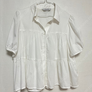 흰색 프릴 반팔 블라우스 27,000원