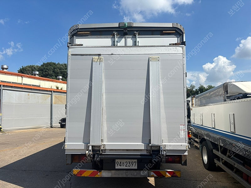 메가트럭 4.5톤 후축윙 리프트 차량입니다 이미지