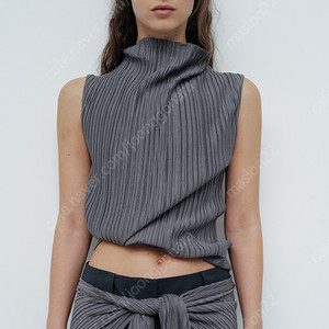 르917 PLEATED COWL NECK TOP