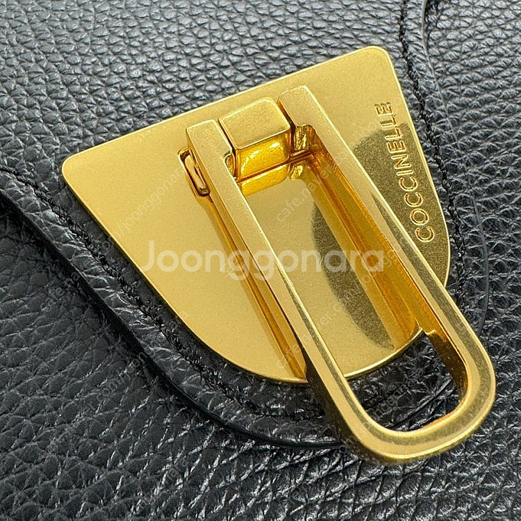 Coccinelle 코치넬레 비트 미뇽 하프문 블랙--2