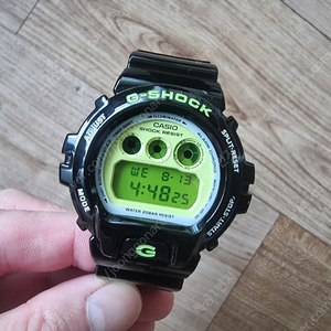 카시오 지샥 DW-6900CS-1DS 크레이지컬러 미착용 새제품 팝니다.