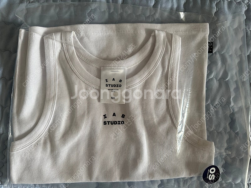 아이앱 스튜디오 슬리브리스 탑 화이트 네이비 OS사이즈 팝니다.--0