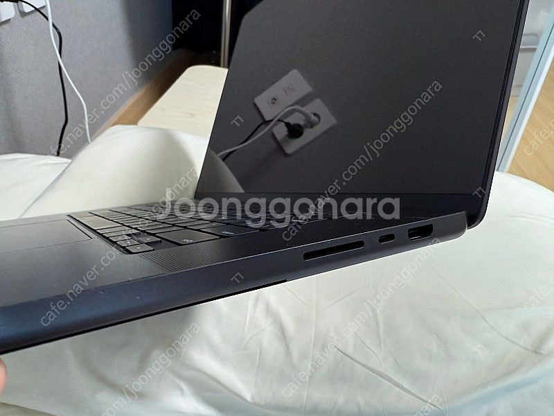 맥북프로 M4 16인치 기본형 영문자판 팝니다--1