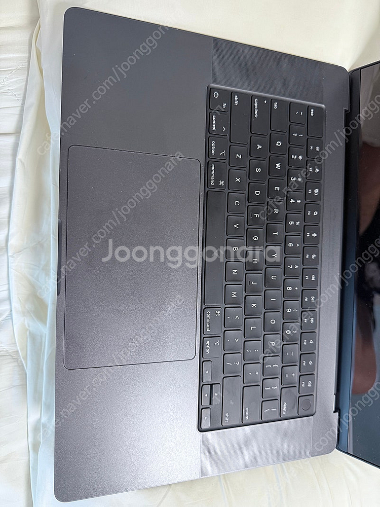 맥북프로 M4 16인치 기본형 영문자판 팝니다--3