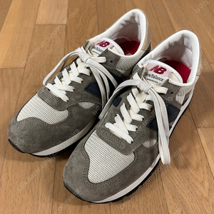 뉴발란스 990V1 올리브 260사이즈 24만원 M990WG1