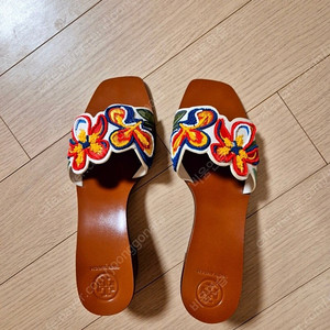 새컨디션 토리버치 플라워 비즈 뮬 샌들