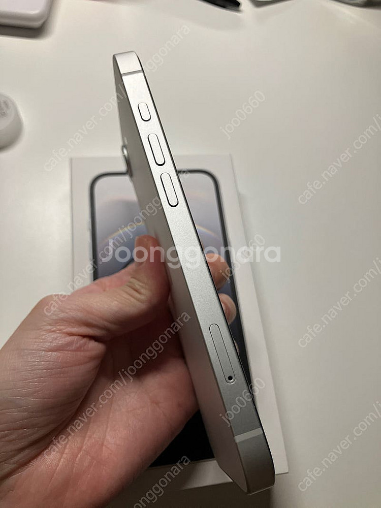 아이폰 16e 화이트 128gb 자급제 풀박스 + 테슬...--2