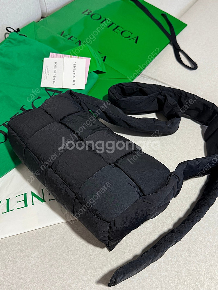 보테가 베네타 패딩 테크 카세트백 블랙--0