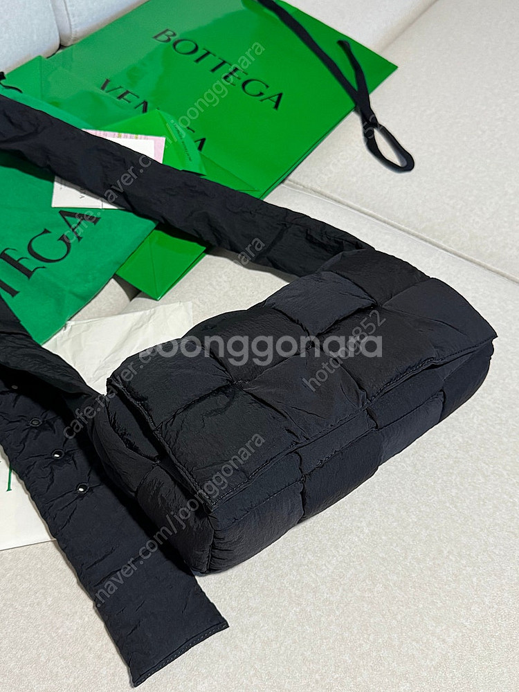 보테가 베네타 패딩 테크 카세트백 블랙--1