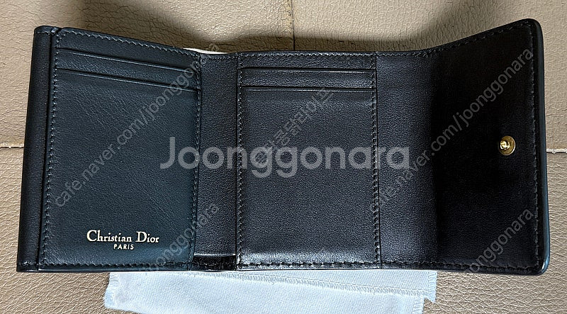 디올 카프스킨 로고 디펜스 컴팩트 3단 지갑 블랙--8