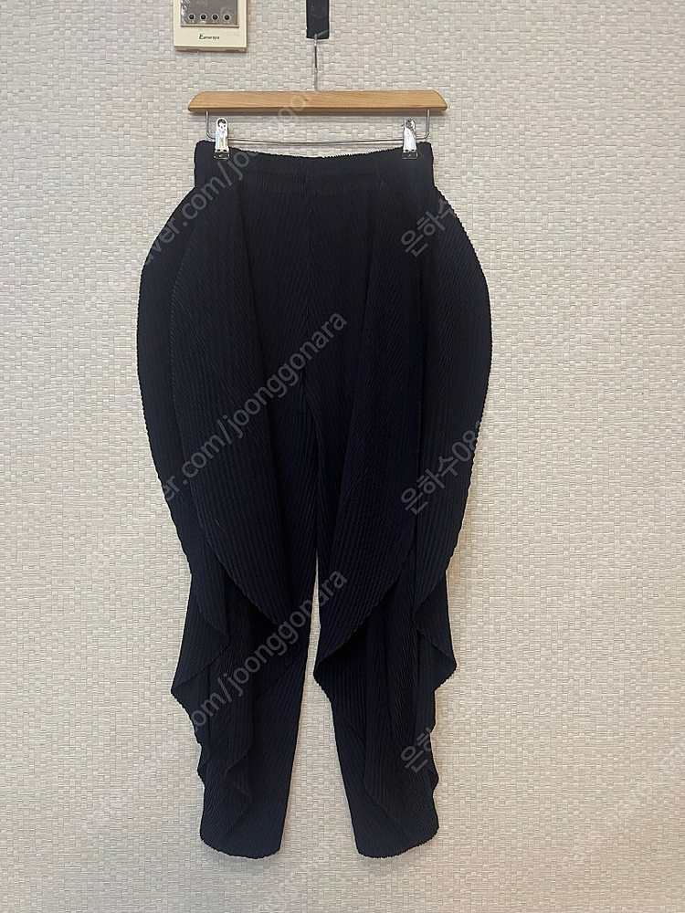 이세이미야케 오비큘러 팬츠 이미지