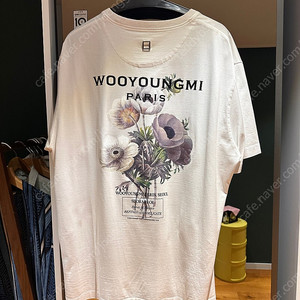 우영미 23FW 플라워 백로고 화이트 반팔 50