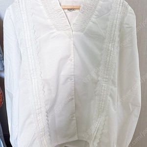새상품- 화이트 레이스 셔링 블라우스 S사이즈(가격인하X)