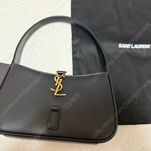 생로랑 모노그램 숄더백 팝니다.