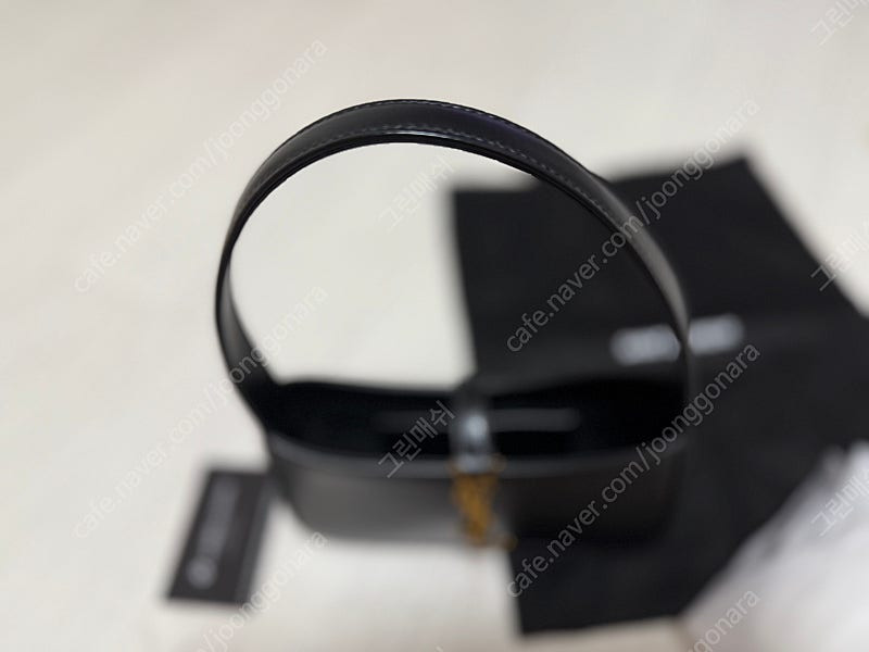 생로랑 모노그램 숄더백 팝니다.--2