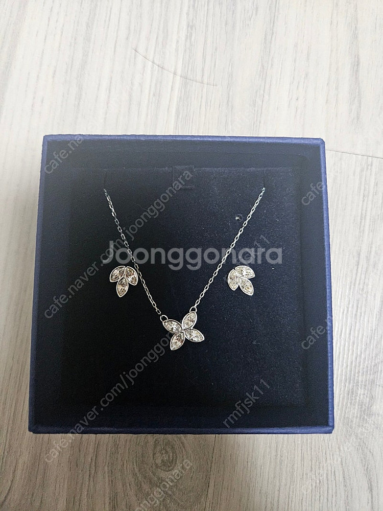 스와로브스키 목걸이 귀걸이 세트 팔찌 등등 소장품 저렴하게 판매합니다.--4