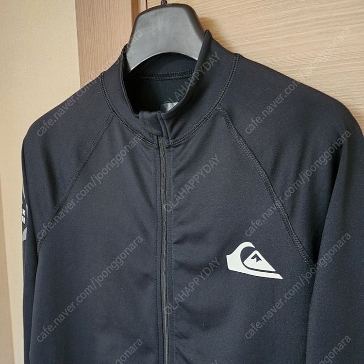 퀵실버 집업래쉬가드 M 사이즈 판매합니다--2