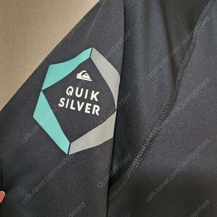 퀵실버 집업래쉬가드 M 사이즈 판매합니다--4