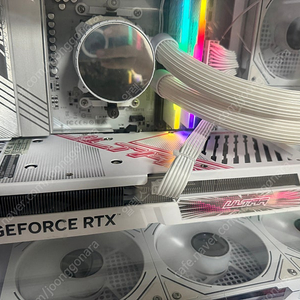 (새제품급) 컬러풀 RTX4070 SUPER WHITE ULTRA OC D6X 12GB 화이트 그래픽카드