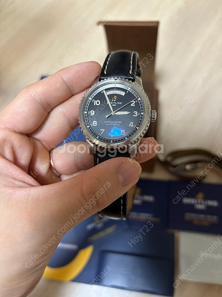 브라이틀링 에비에이터8 데이데이트 41mm 팝니다--1
