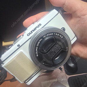 올림푸스 e-p3 화이트 바디, 루믹스 gf2 12-32 번들 팝니다.