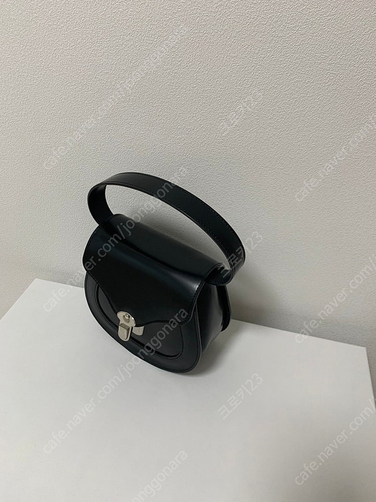 꼼데가르송 플랩 미니 소가죽 탑핸들 새들 핸드백--1