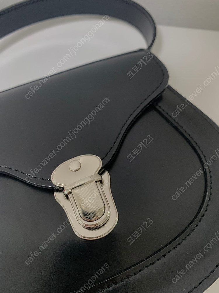 꼼데가르송 플랩 미니 소가죽 탑핸들 새들 핸드백--2