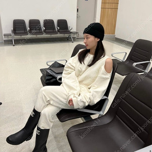 츄니토리 어깨트임 맨투맨 기모버전 아이보리 새상품 택포3