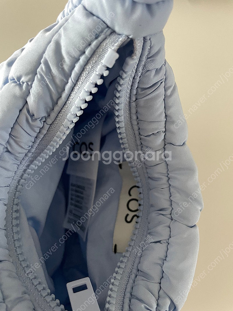 COS 퀼티드 마이크로백 파우더블루--3