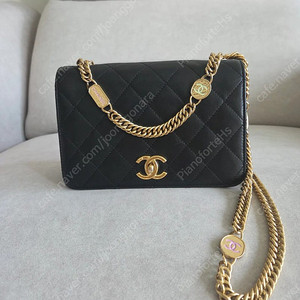 샤넬 23시즌 투웨이 체인 탑핸들 플랩백 (내장칩) 정가 776만원짜리! (급매)