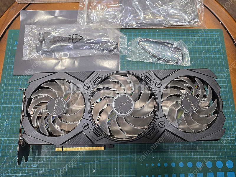 갤럭시 RTX 4070 SUPER 3팬--0