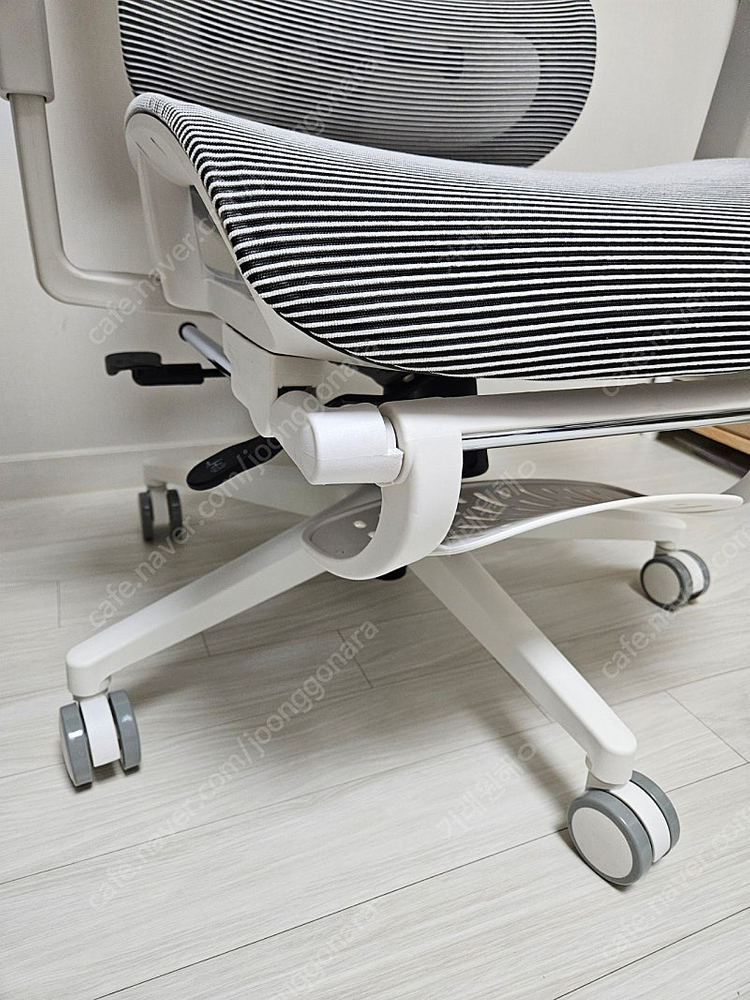 제닉스 의자 이미지