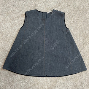 더캐시미어 슬리브리스 블라우스