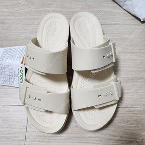 크록스 버클 로우웨지 w6 새것