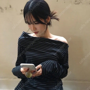 원그린 단추 스트라이프 단가라 오프숄더 티셔츠