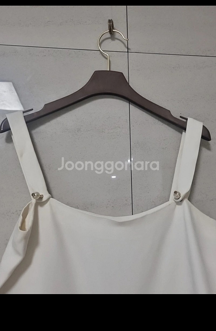 랑방(LANVIN) 진주 장식 화이트 슬리브리스 탑--1