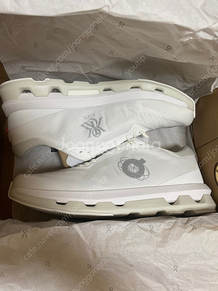 온 러닝 x 키스 kith 클라우드존 러닝화 화이트 2...--0