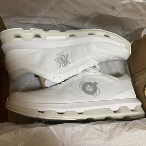 온 러닝 x 키스 kith 클라우드존 러닝화 화이트 290